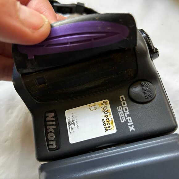 Nikon COOLPIX 995 3.2MP Digital Camera for parts / repair w/ manual - Picture 11 of 11